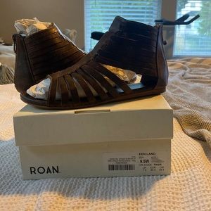 Roan pearl tan green land sandals 9.5